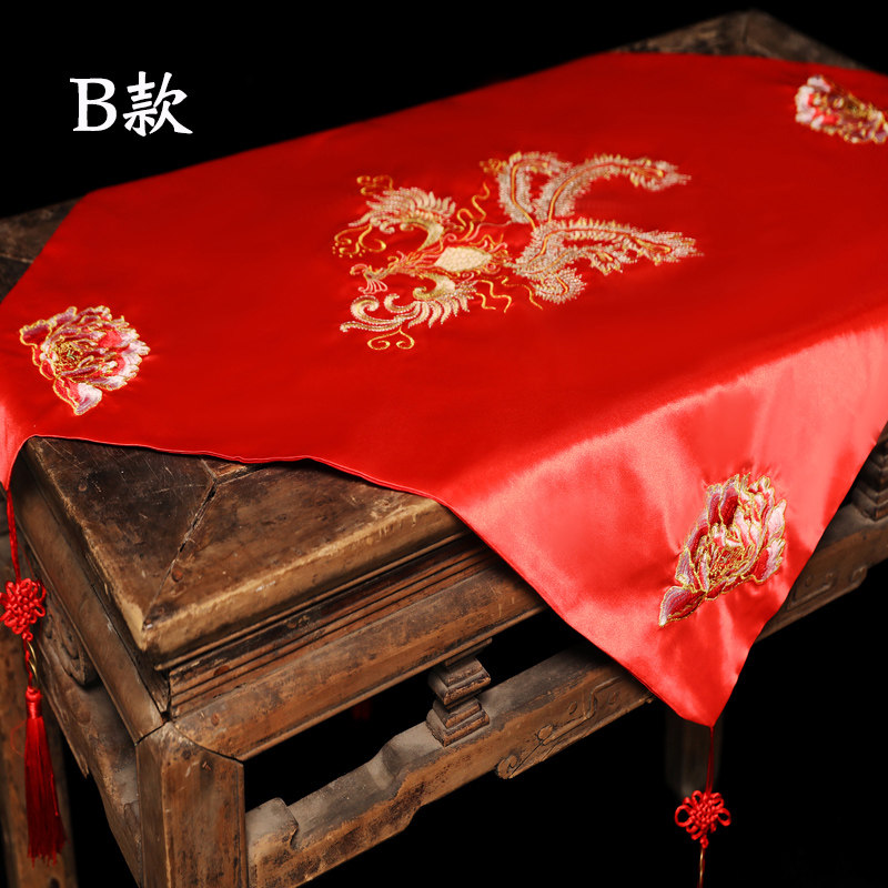 sophie abixiu's headdress is covered with a phoenix crown and a sunset cap. the wedding cap is embroidered with tassel. chinese style red cap girl