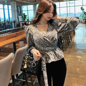 Korean slim V-neck short fashion snake pattern bottomed shirt