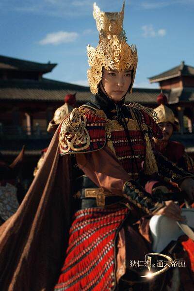 景甜在《长城》一身蓝色铠甲很潇洒,但是额前那两撮刘海好出戏.