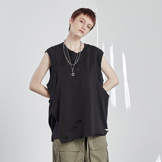 LOSTCTRL embroidery logo washing and destroying asymmetric vest men's summer loose pure cotton fake two-piece sweatshirt trend
LOSTCTRL embroidery logo washing and destroying asymmetric vest men's summer loose pure cotton fake two-piece sweatshirt trend
