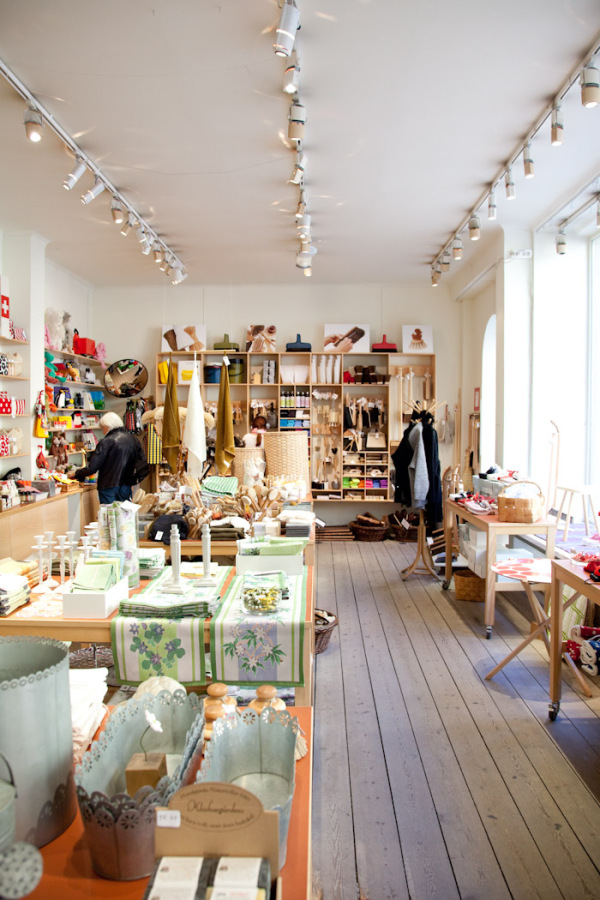 跟我来吧! 被 子枕头的家纺店,底的搁板有轮