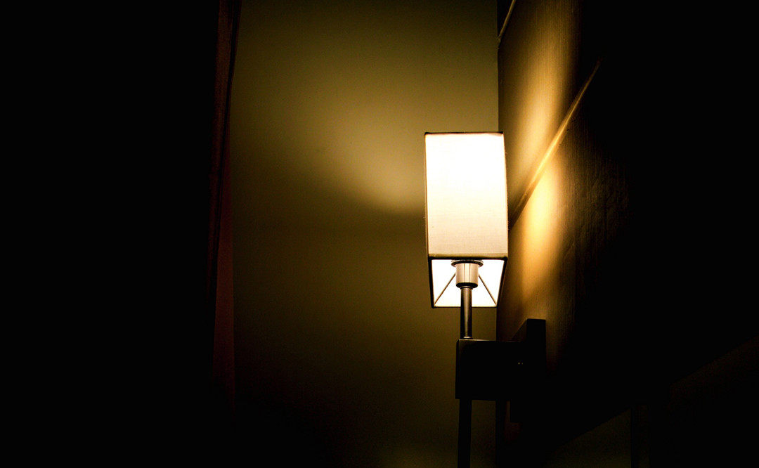 灯火阑珊处,一盏灯光一室温情