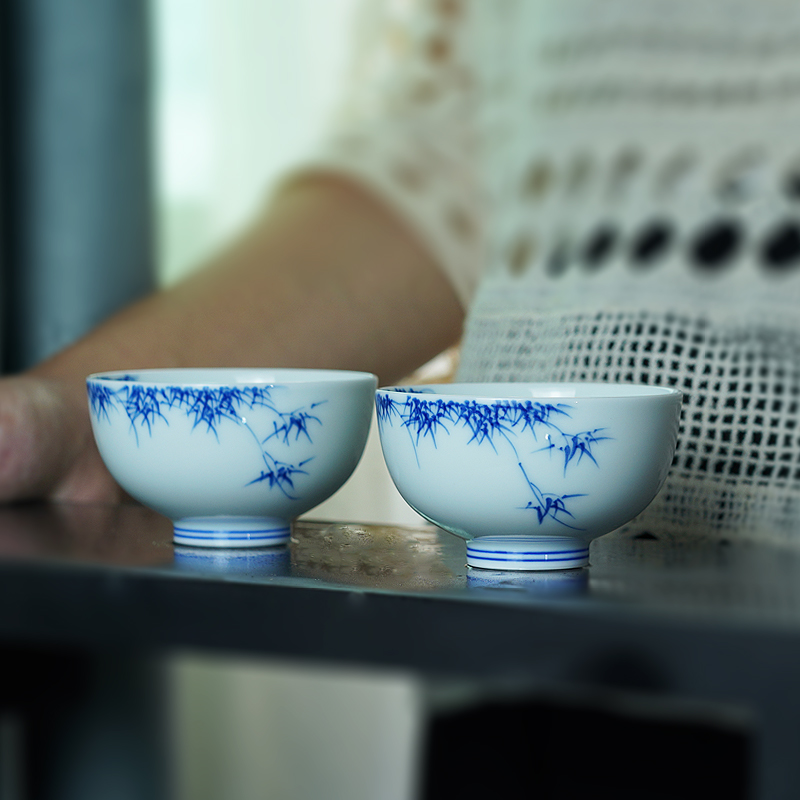 Hand - made kung fu tea cups of blue and white porcelain of jingdezhen ceramic checking bamboo large single CPU master cup sample tea cup