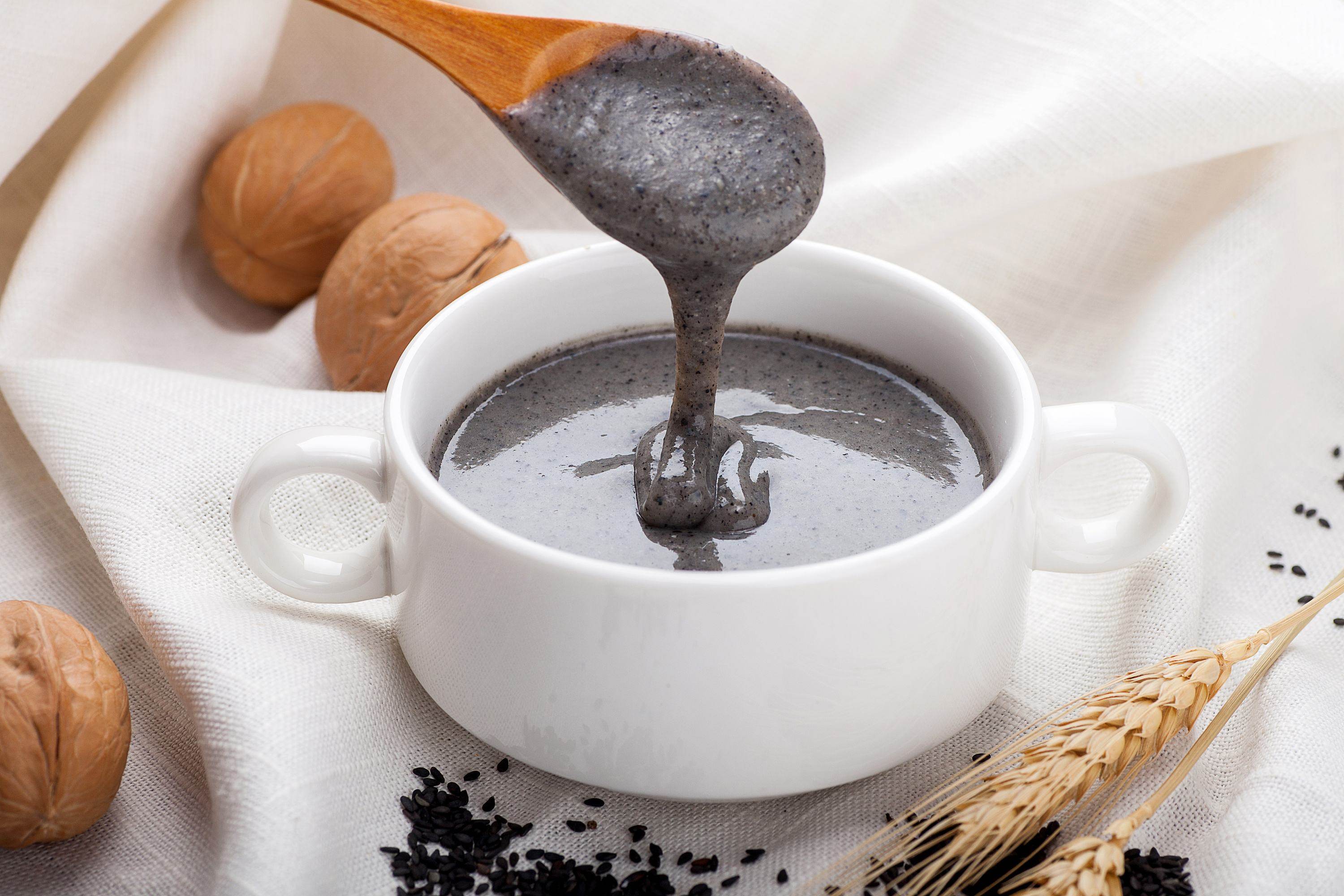 材料:黑芝麻10061g,糯米粉100g,核桃100g,鲜柠檬半个,红枣(去核)8枚