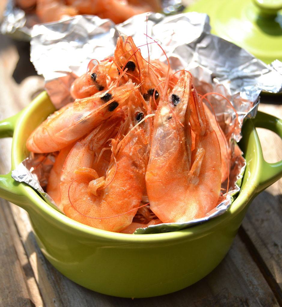 微波盐焗虾5,最后根据口味撒点辣椒粉,孜然粉,葱花即可.