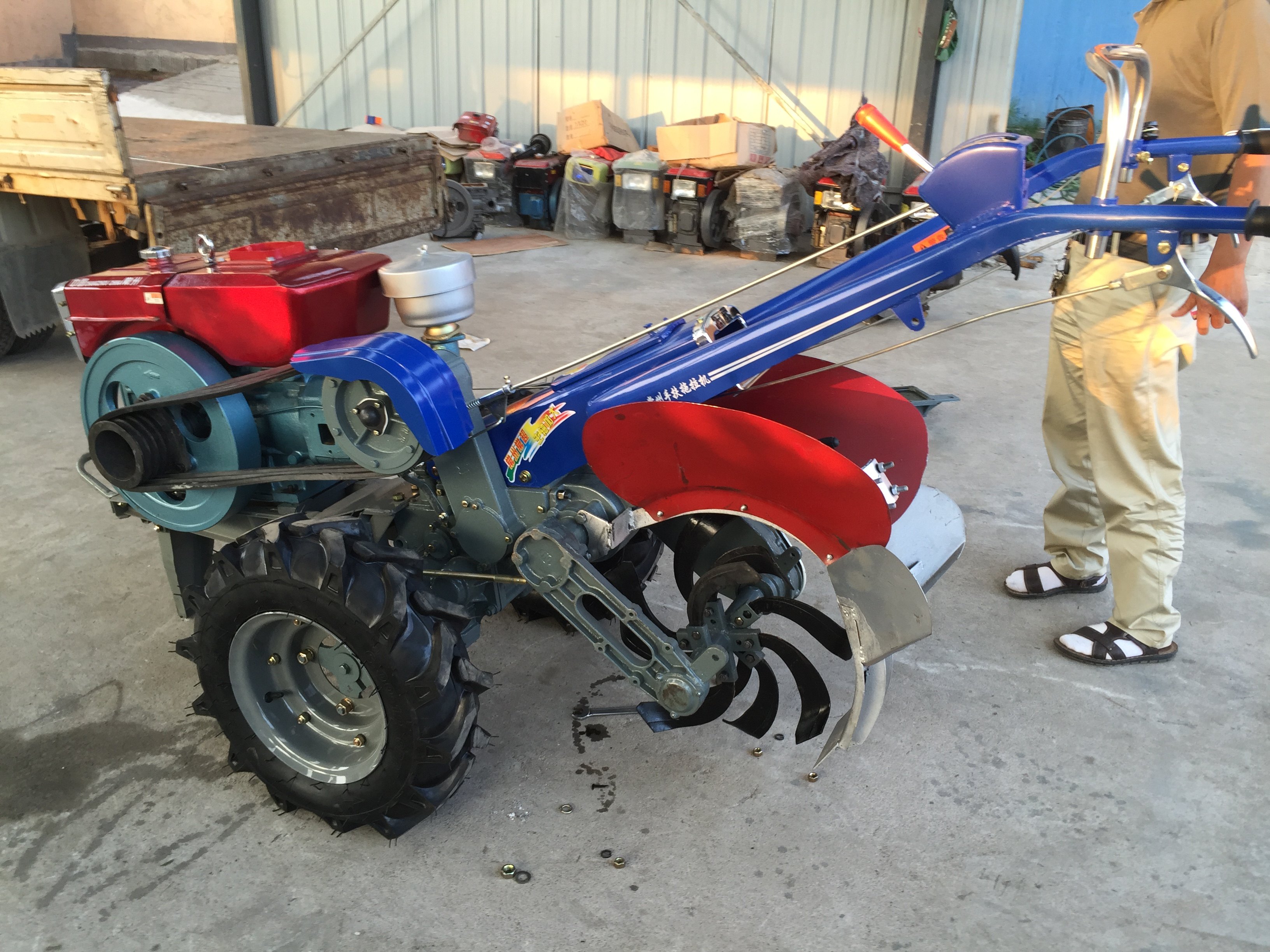 东风型151 181底盘配15 18 20 22马力24刀手扶通轴旋耕机拖拉机