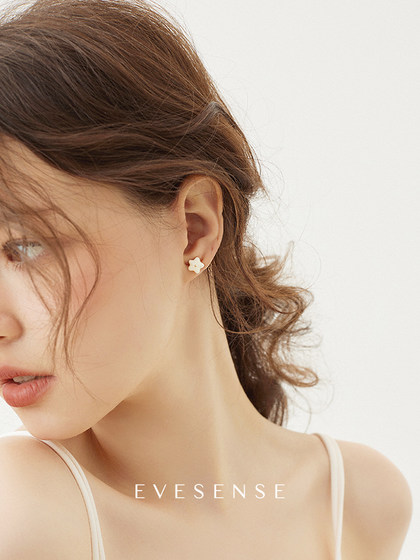 Evesense는 매우 귀엽다! 미니 유화와 같은 작은 꽃 귀걸이 화이트 에나멜 여성을위한 간단한 고급 귀걸이 Evesense는 매우 귀엽다! 미니 유화와 같은 작은 꽃 귀걸이 화이트 에나멜 여성을위한 간단한 고급 귀걸이