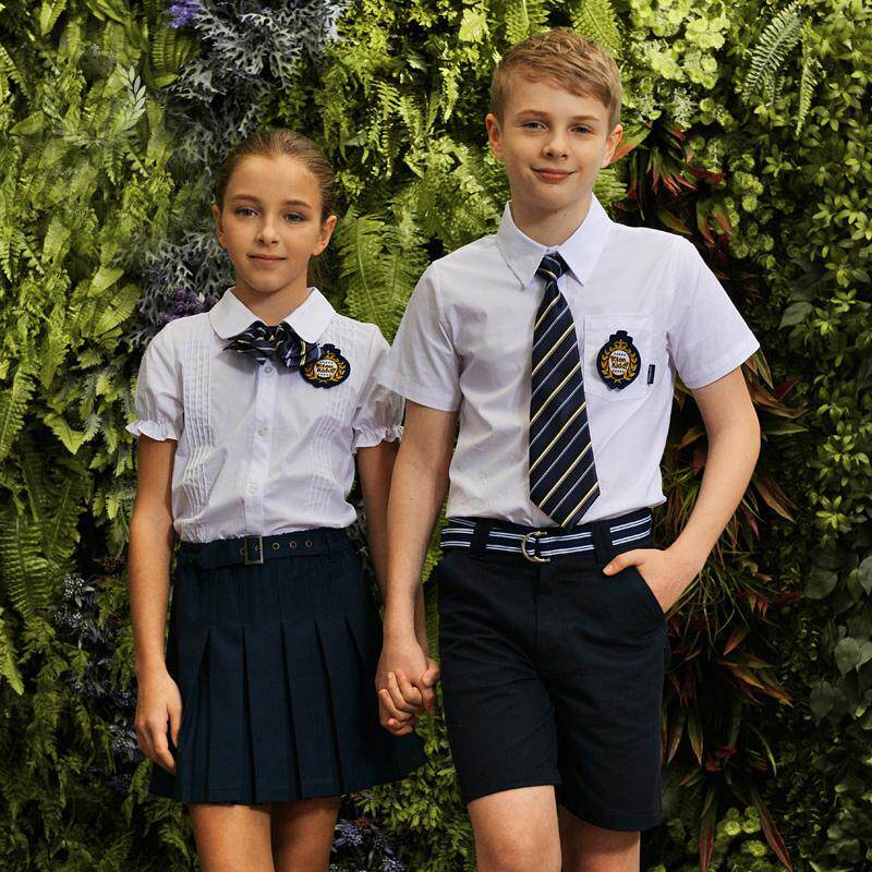 小学生英国校服英国校服小学生必须穿着正统西式校服,男生为正统西装