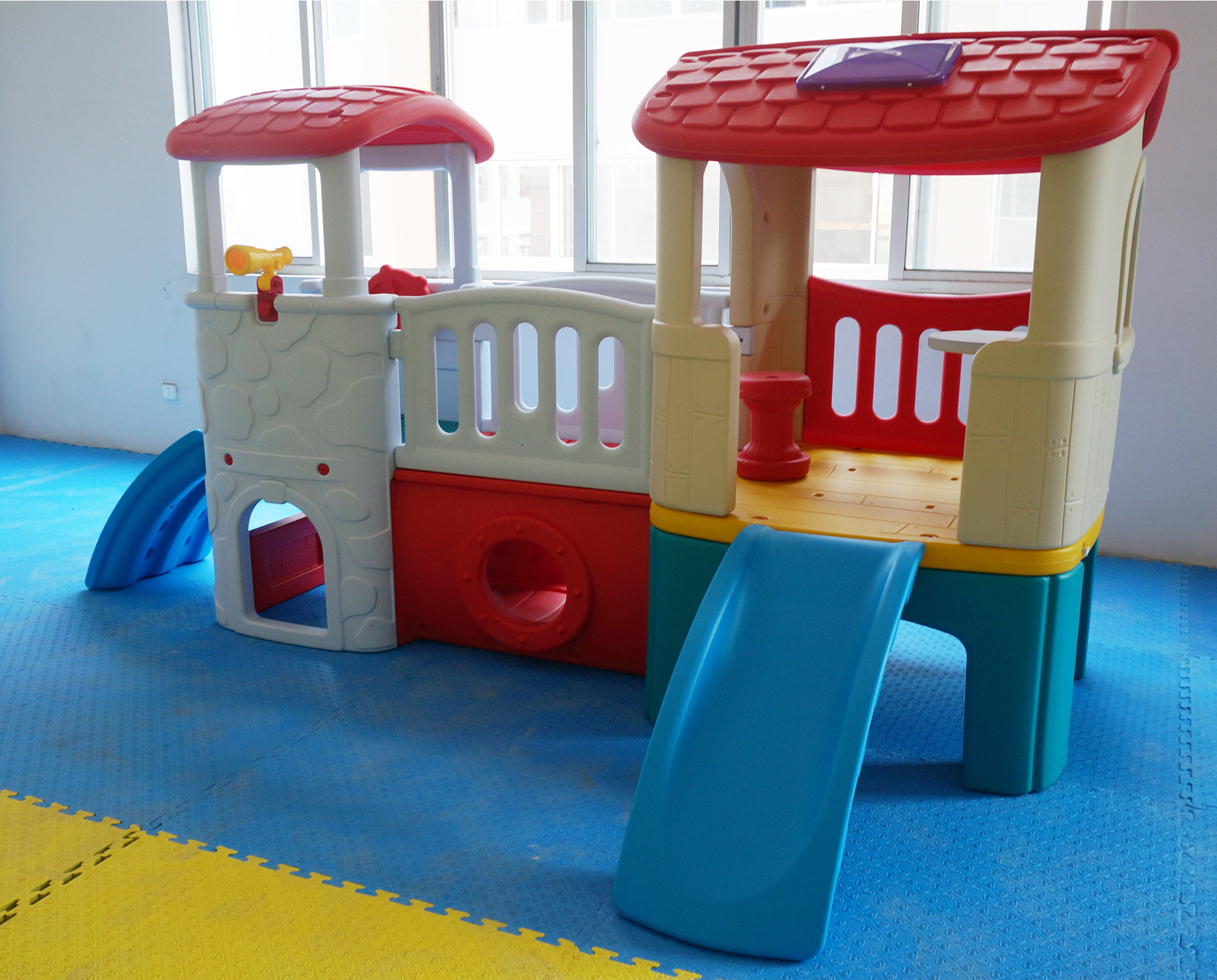 玩手机,不如给宝贝打造一个室内游戏乐园,室内滑滑梯就是一个不错的的