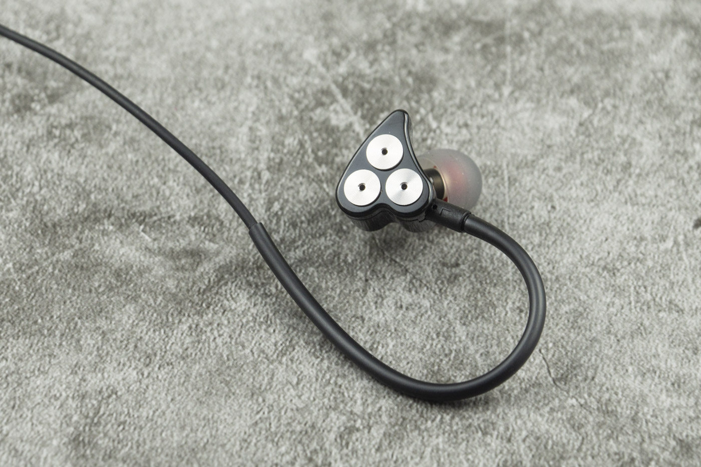 耳塞腔体设计沿袭了波尔bo-t1的设计,采用心形加3cd的形状,显示耳塞为