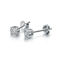 18K gold imports mo sang shi D color white Mozambique Drill 1 karat European and American classic four-prong earrings have diamond bi