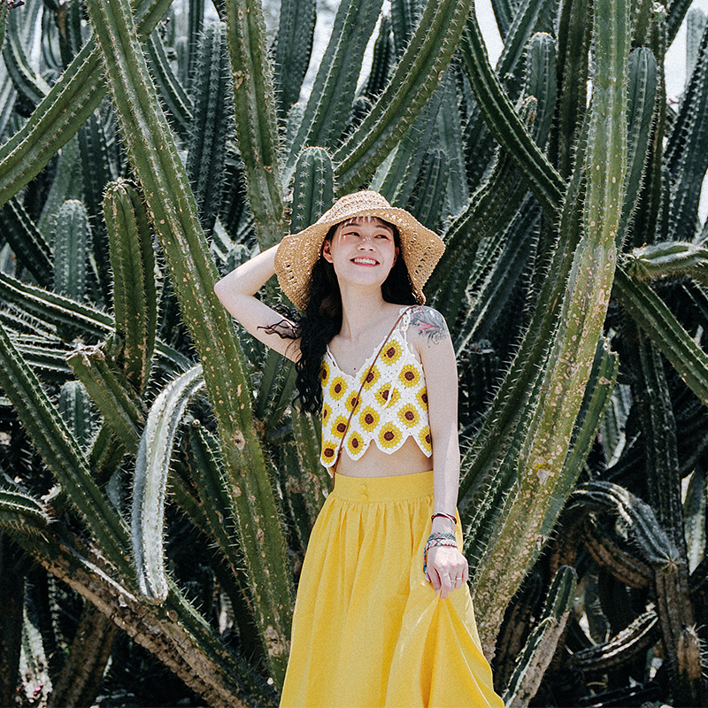 Sunflower knitted halter crocheted vest Hyuna wind small man outside wearing summer bohemian homemade crocheted top