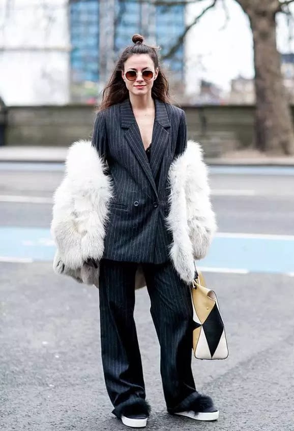 如果是不同款式的条纹,就要注意粗细搭配,才能达到显高显瘦的效果.