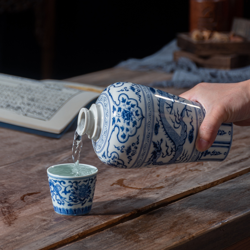 Jingdezhen blue and white porcelain bottle home 1 catty 5 jins of 10 jins to seal bottles of archaize bulk white wine bottles