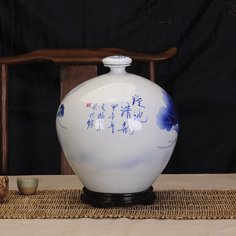 Jingdezhen ceramic bottle hand - made porcelain decoration collection jars of blue and white porcelain jar of wine liquor container