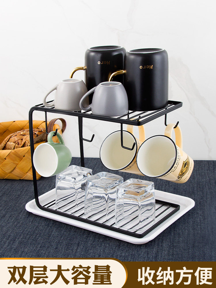 以前厨房台面总是堆满杯子,玻璃杯,马克杯,喝水杯,用完之后不知道往哪