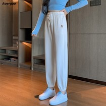 The display of the stand pole can be seen with an explicit height of ten cm. loose bunches of white conspicoons 90% small children of casual acrosms