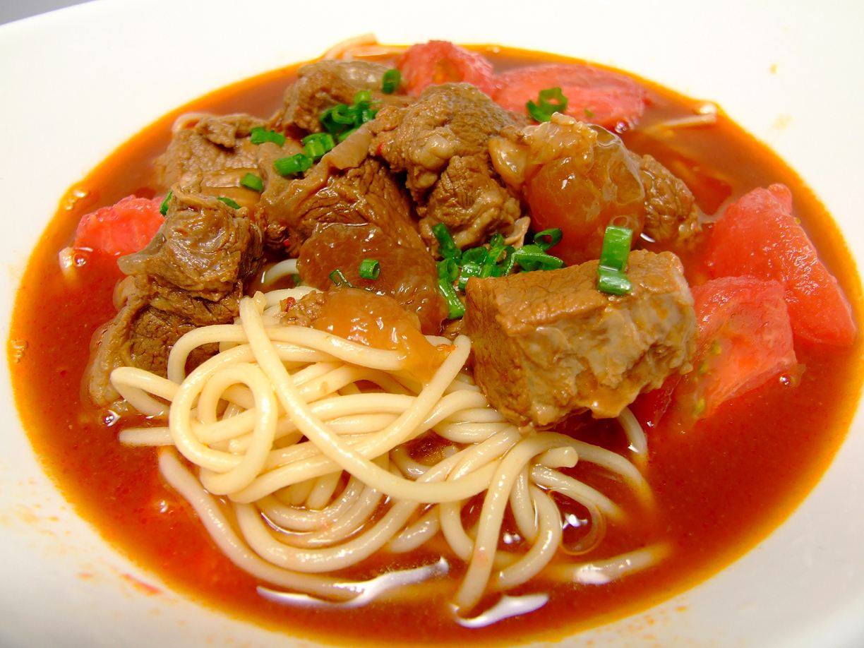 番茄和牛肉向来是面条的最好搭配佐料,好吃又营养.