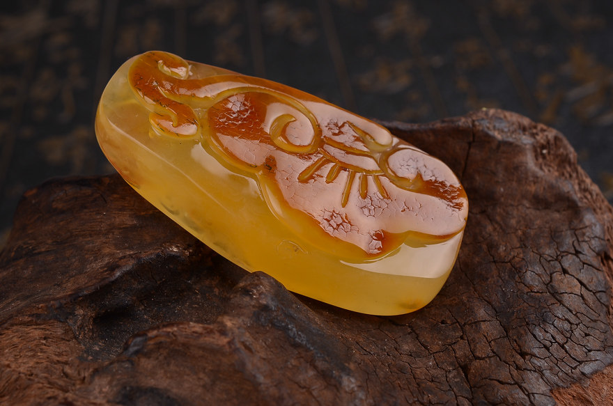 13.89g 精品 收藏级 蜜蜡 福如意 挂件 颜色极佳 【强荧光】