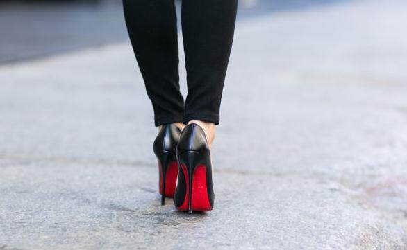 买了n双高跟鞋,为何你还无法穿着它们好好走路