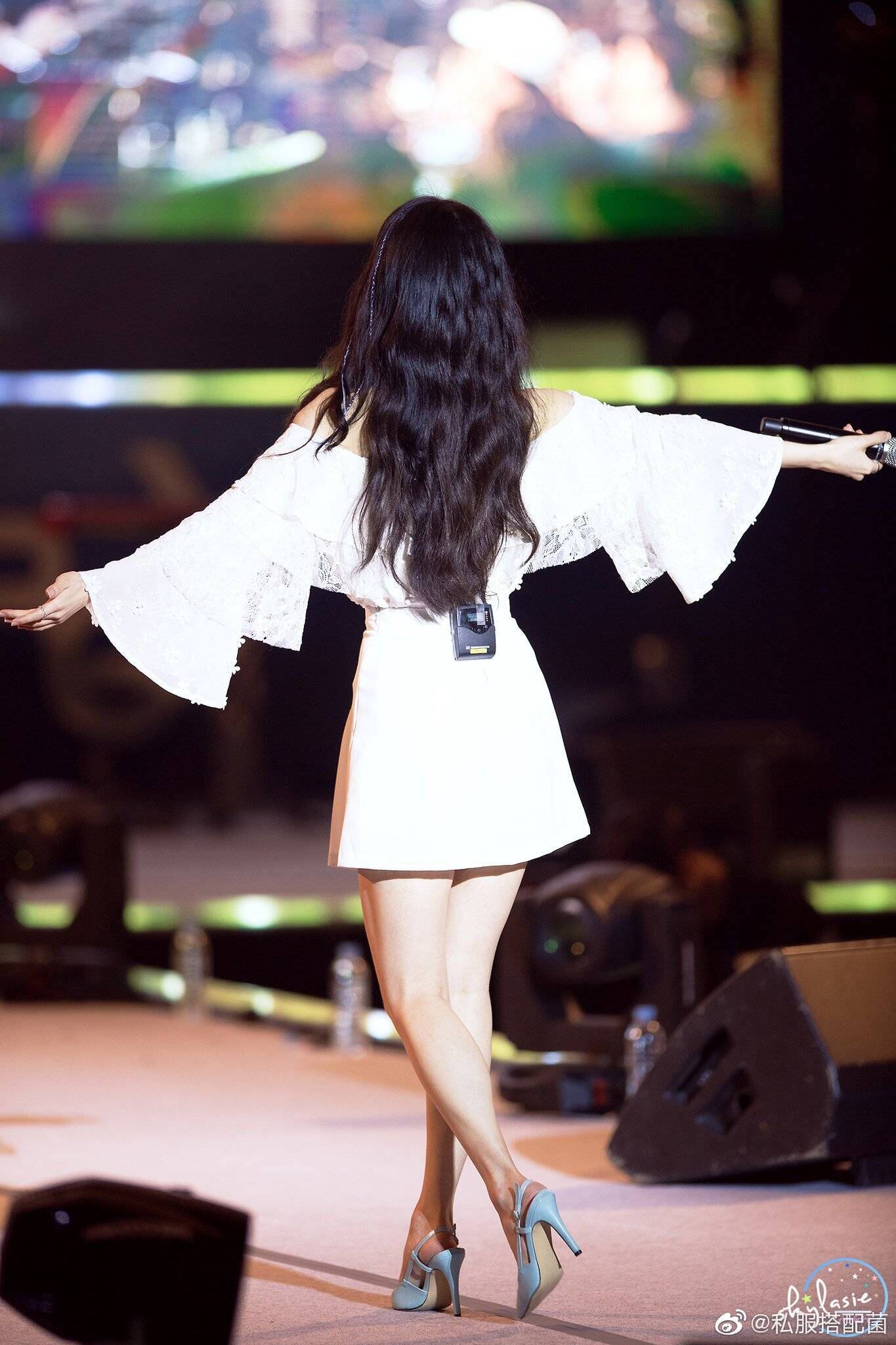 2020明星同款明星早春iu李智恩吊带一字肩白色蕾丝上衣半身裙套装