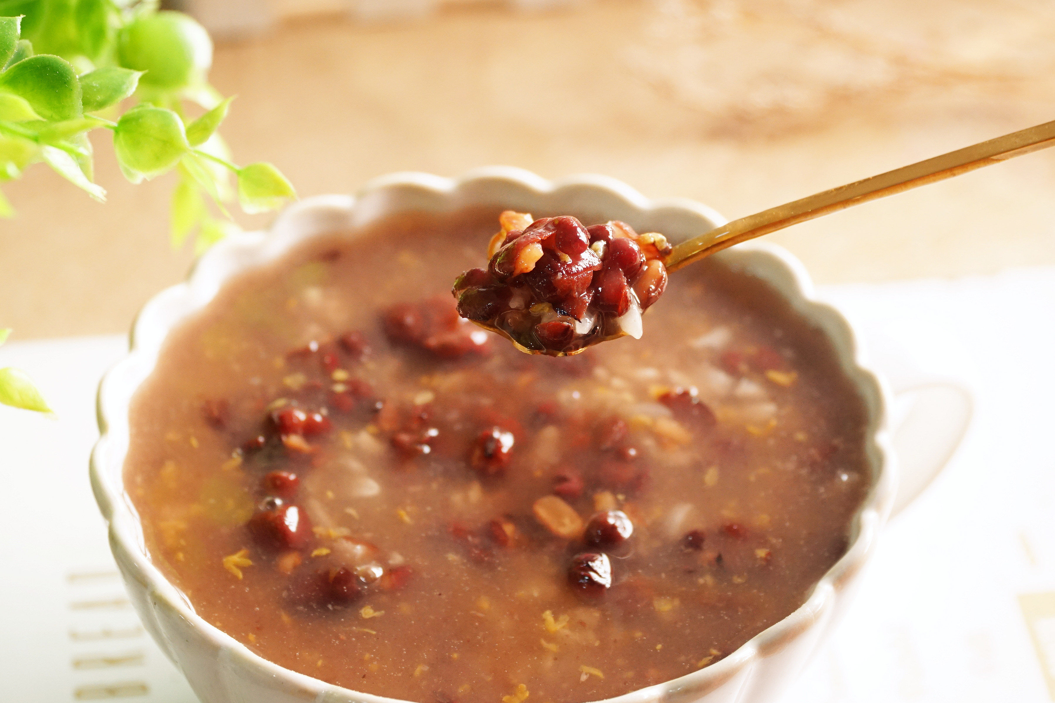 红豆桂花粥所用食材:红豆100克,糯米100克,糖桂花40克,干桂花5克.