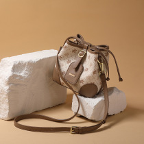 Shanghai New 2021 fashion trend shoulder-to-shoulder color shoulder bag manager recommended Net red pop good things to keep