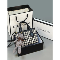 Embroidery bag 2021 new small red book recommended sails cloth bag wide shoulder strap inclined satchel this year pop texture daily bag