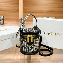 2022 New Fashion High Texture Recommended Pull Grass New Pop Carriage Mark Single Shoulder Carry-on Makeup Pet Pouch