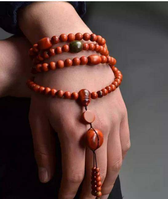 今天,小编就来教教大家,南红到底如何佩戴更漂亮!