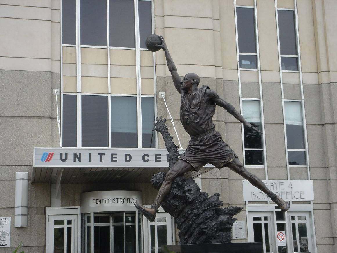 chicago united center球馆正门michael jordan铜像