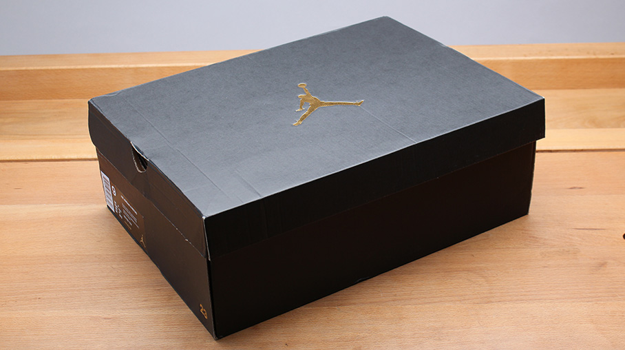 17款复刻使用的是黑底金色jumpman logo鞋盒