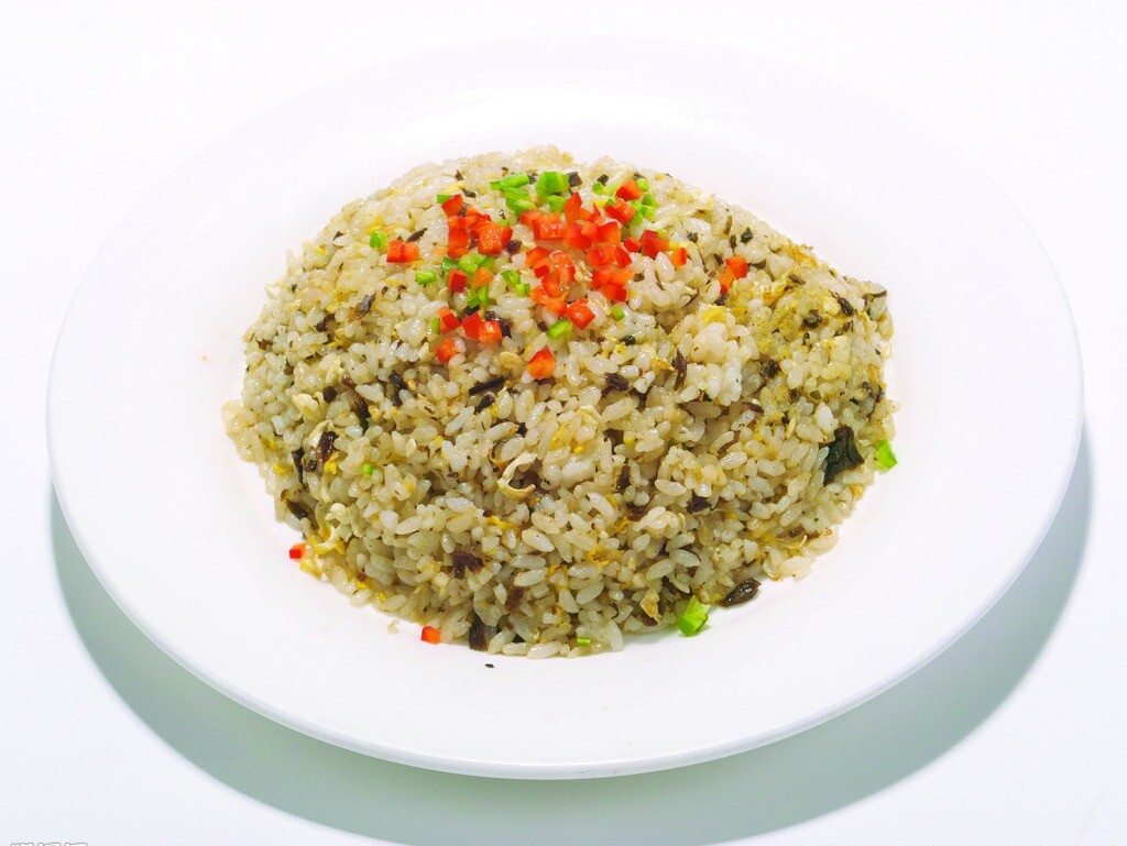 1 四川芽菜肉丝炒饭 口味:咸香 对四川芽菜肉丝炒饭来说, 最重要的