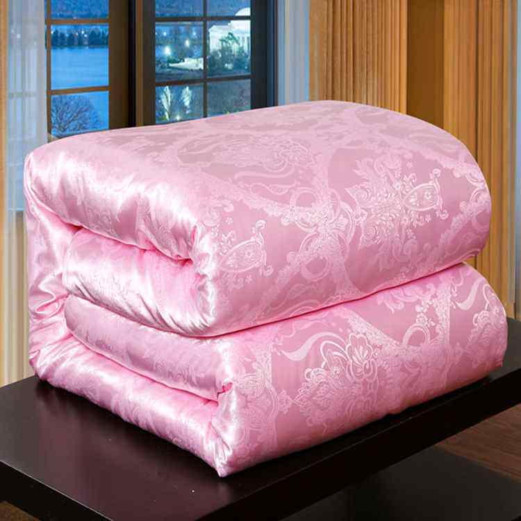 蚕丝被盖起来最舒适,优雅女人都备着一床