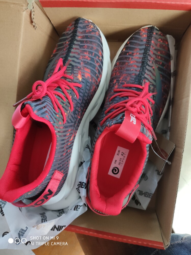 超轻炫酷变色跑步鞋男好不好用，入手后7天来评价_搜券