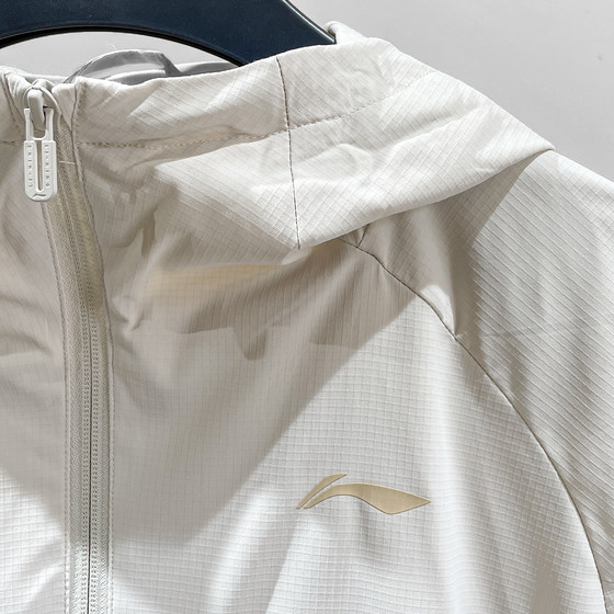 Li Ning 2025 summer men's windproof and water-proof comfortable and trendy loose sports windbreaker jacket long sleeve thin velvet
Li Ning 2025 summer men's windproof and water-proof comfortable and trendy loose sports windbreaker jacket long sleeve thin velvet