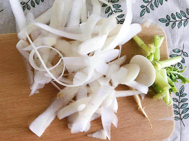 食材处理: 将白萝卜洗净然后削去外皮(也可以不削 这样的话带皮的部分