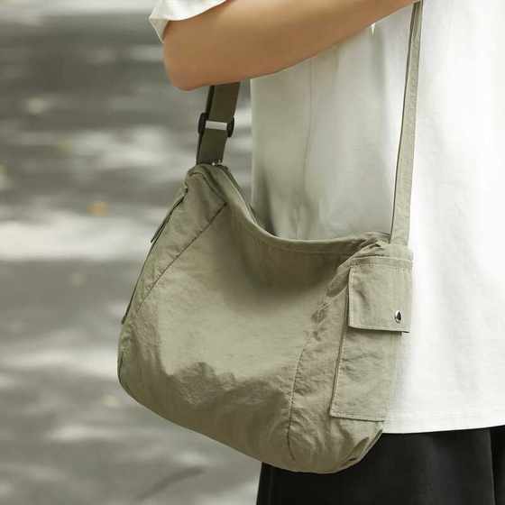 Korean version of ins Oxford cloth crossbody bag for men 2024 new fashion commuter shoulder bag Japanese casual cloth bag
Korean version of ins Oxford cloth crossbody bag for men 2024 new fashion commuter shoulder bag Japanese casual cloth bag