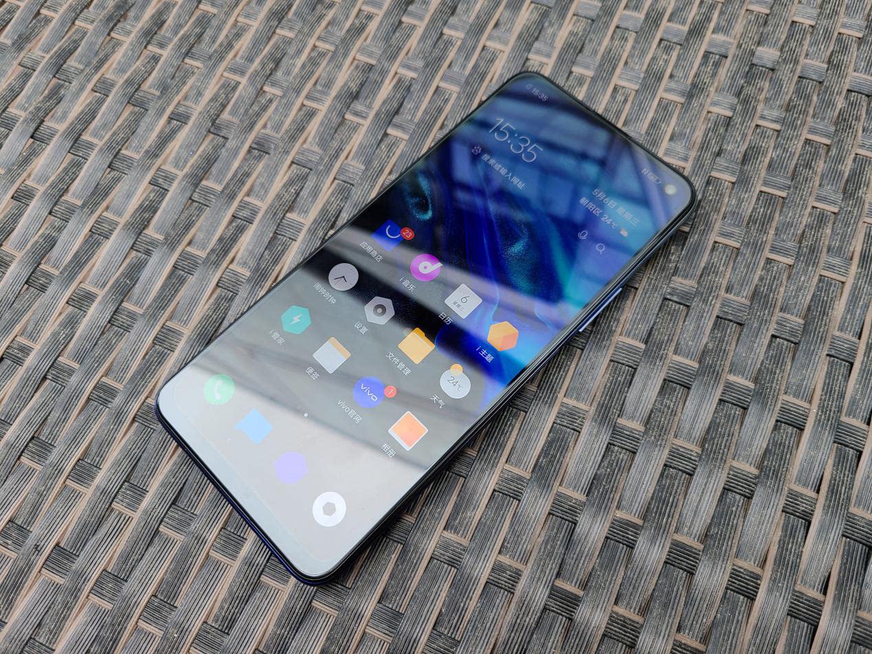 iqooneo3144hz屏幕旗舰