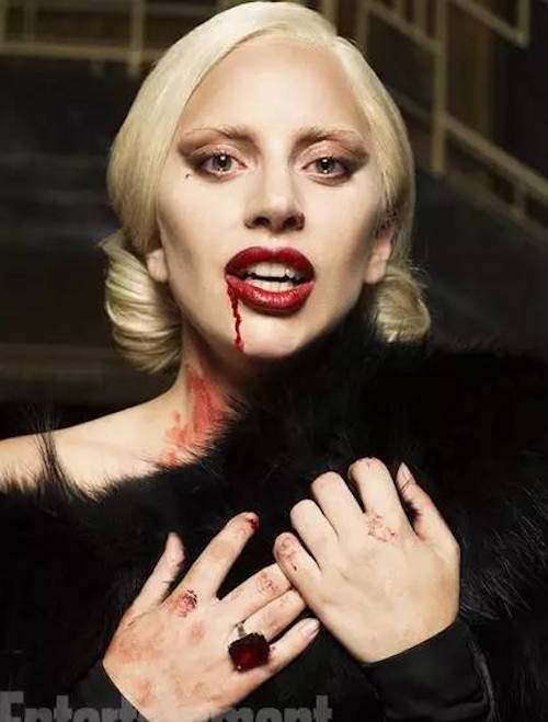 lada gaga猩红色装扮,可谓是最美丽的吸血女鬼之一.