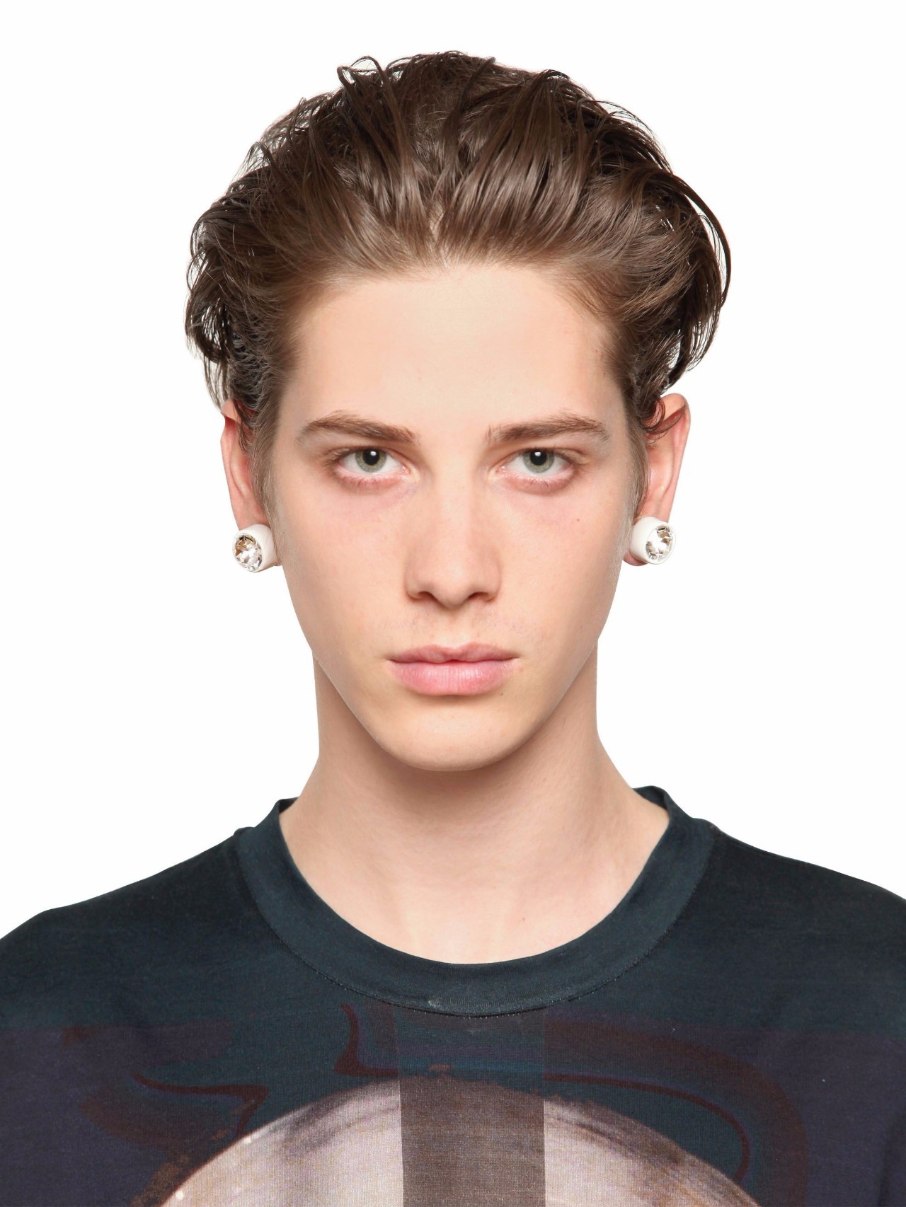 男生打耳洞算是一件很正常的小事儿了,可能你打耳洞戴耳钉的大部分