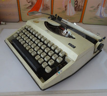 Old typewriter Cultural Revolution 70s Shanghai Feiyu brand portable mechanical typewriter nostalgic collection of film and television props