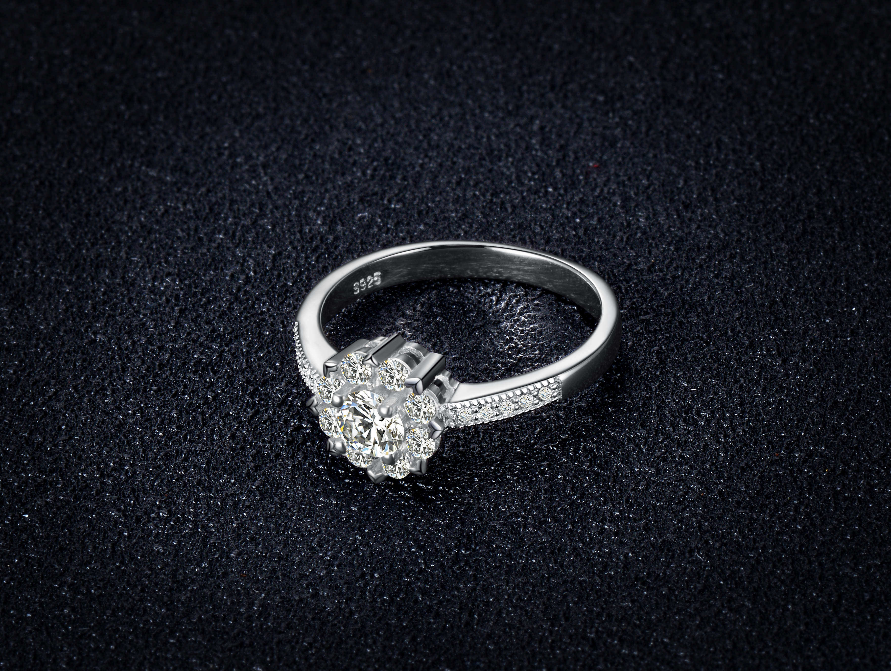 s925纯银镀白金女克拉婚戒经典求婚钻石戒石戒指防过敏