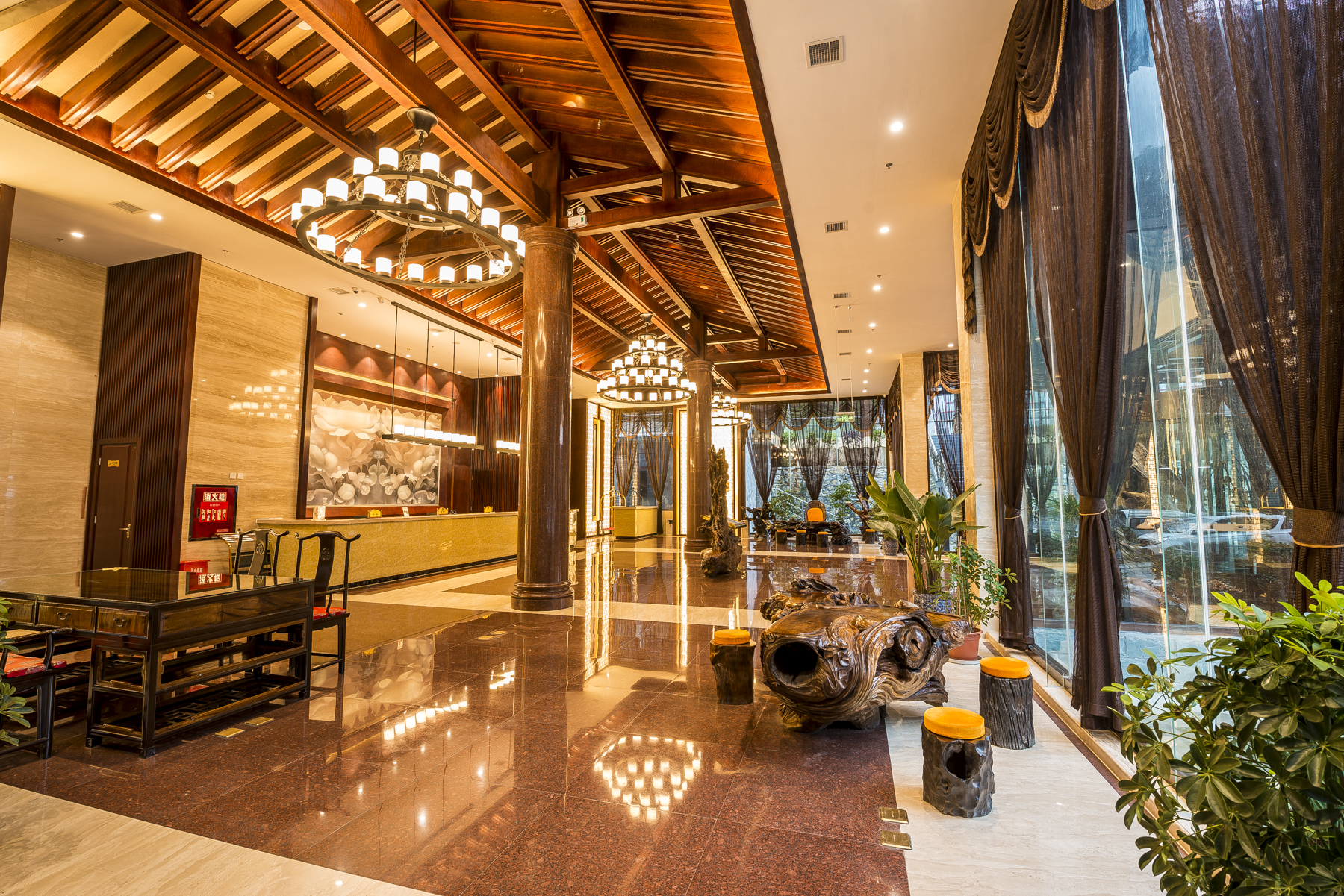 雅安喇叭河蓝水晶大酒店1晚住宿含双人喇叭河门票观光车索道双人精美