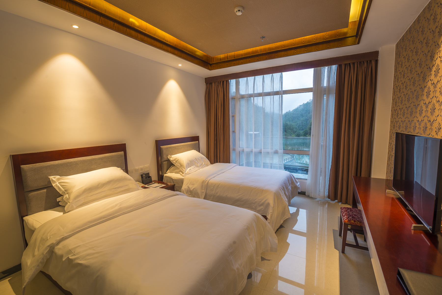 雅安喇叭河蓝水晶大酒店1晚住宿含双人喇叭河门票观光车索道双人精美