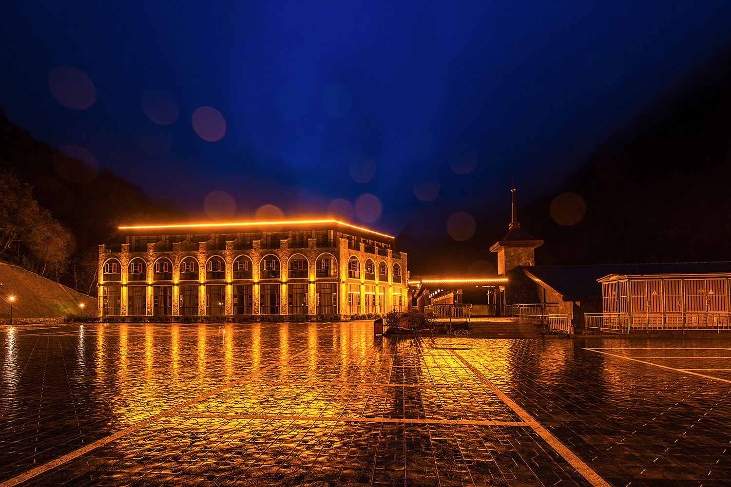 雅安喇叭河蓝水晶大酒店1晚住宿含双人喇叭河门票观光车索道双人精美