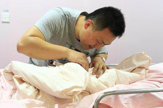 宝宝出生,你老公看到娃第一眼是啥表情?