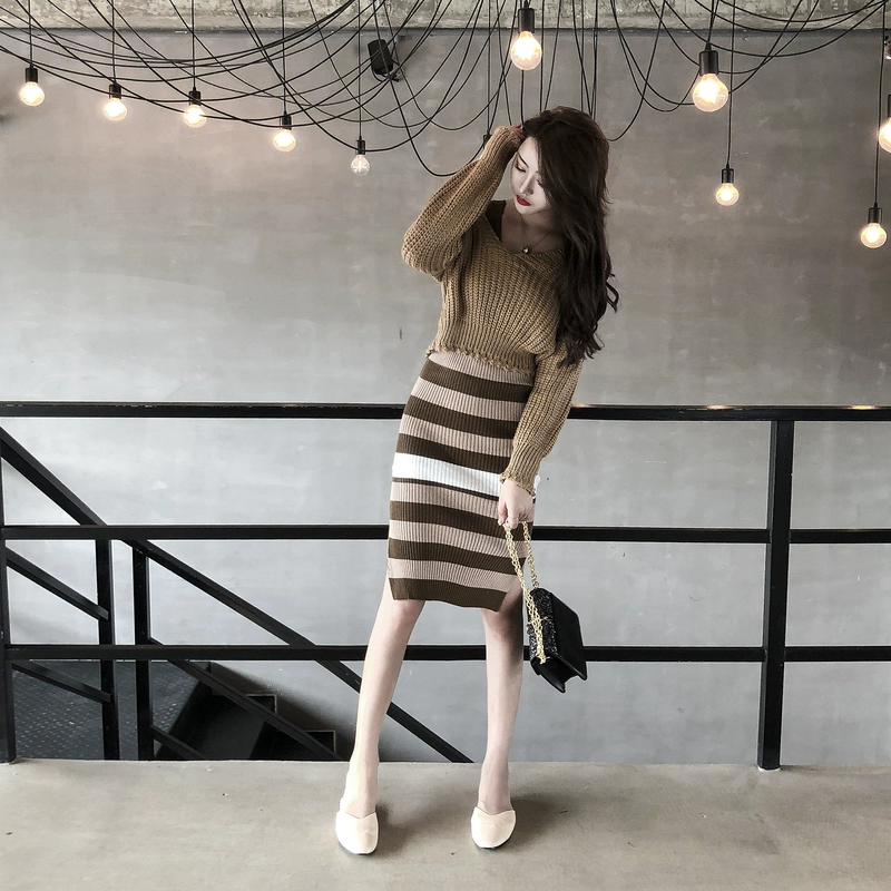 New Sling Skirt 2021 Xuân và Thu Tay áo Dài Rộng Thường Áo Len Thắt Lưng Cao Bộ Váy Vest - Váy eo cao