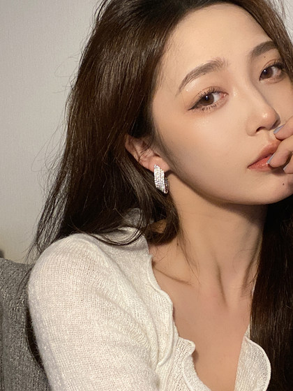 슈퍼 플래시 럭셔리 풀 다이아몬드 멀티 레이어 C 자형 귀걸이 기질 다목적 및 고급 귀걸이 ins 틈새 디자인 가벼운 고급 이어링 슈퍼 플래시 럭셔리 풀 다이아몬드 멀티 레이어 C 자형 귀걸이 기질 다목적 및 고급 귀걸이 ins 틈새 디자인 가벼운 고급 이어링