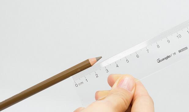 1,用尺子量好两厘米的位置,用小刀刻下记号.